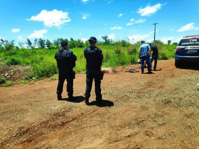 Mulher &eacute; morta com pelo menos 20 facadas e corpo jogado em estrada
