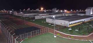 Pavilhões da PED à noite; presídio tem 2.700 presos (Foto: Direto das Ruas)