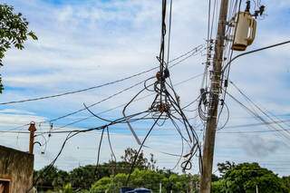 Emaranhado de fios segue por anos no alto dos postes do Bairro São Francisco. (Foto: Kisie Ainoã)