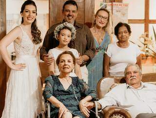 Gabrielle, vestida de noiva, ao lado dos avós e a família – este foi um dos últimos registros ao lado da matriarca (Foto: Stephanie Gomes Fotografia)