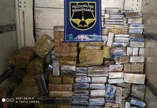 Pol&iacute;cia usa machado para abrir fundo falso e encontra 1,5 tonelada de maconha