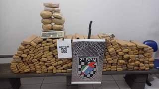 Pol&iacute;cia apreende 240 kg de maconha e skank escondidos em banheiro de ch&aacute;cara