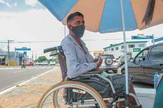 O cadeirante João precisa contar com a ajuda das pessoas para conseguir subir nas calçadas sem rampa de acesso (Foto: Marcos Maluf)