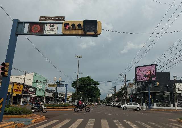 Em dia de recorde nos casos de covid, prefeita amplia horário do comércio