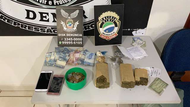 M&atilde;e e filho s&atilde;o presos vendendo drogas na cozinha de casa