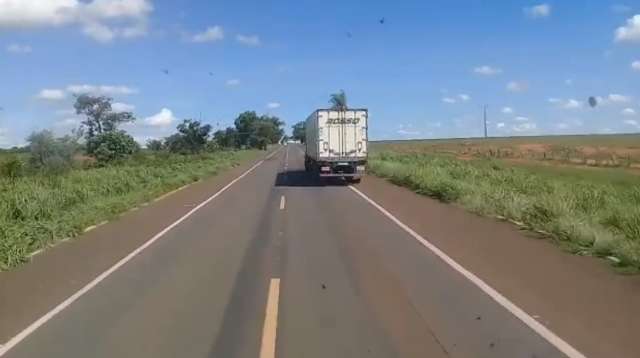 Caminhoneiro b&ecirc;bado &eacute; flagrado em zigue-zague na BR-267