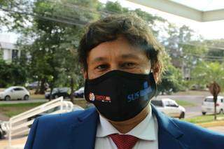 Marcos Tabosa foi à diplomação com máscara ressaltando o SUS (Foto: Kisie Ainoã)