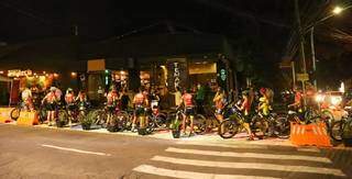 Ciclistas em frente à Temakeria (Foto: Paulo Francis)