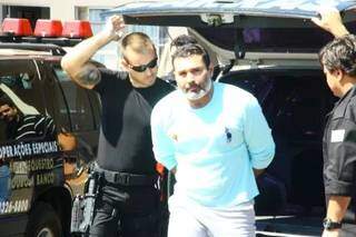 José Moreira Freires, de azul, quando foi preso por envolvimento na morte do delegado Paulo Magalhães. (Foto: Arquivo/Campo Grande News)