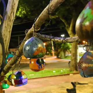 Em praça, decoração de Natal é feita com cabaça e destroços do Pantanal