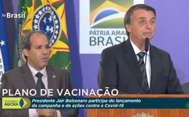 Bolsonaro entrega plano de vacina&ccedil;&atilde;o e pede desculpas sobre &quot;exageros&quot; 