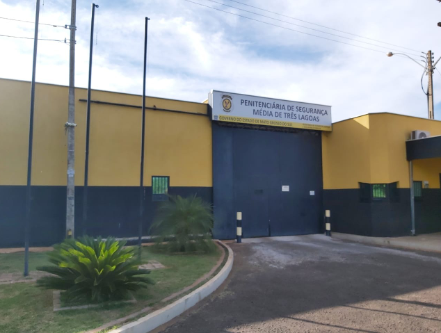 Detentos s&atilde;o baleados ap&oacute;s escalar alambrado de pres&iacute;dio para pegar drogas