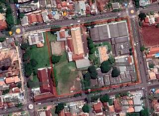Imóvel ocupa quase uma quadra na Vila Esplanada, em Campo Grande.