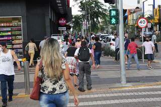 Movimento no comércio de Campo Grande nesta quinta-feira. (Foto: Paulo Francis)