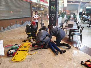 Em falso inc&ecirc;ndio: bombeiros socorrem 4 &quot;v&iacute;timas&quot; de explos&atilde;o em shopping
