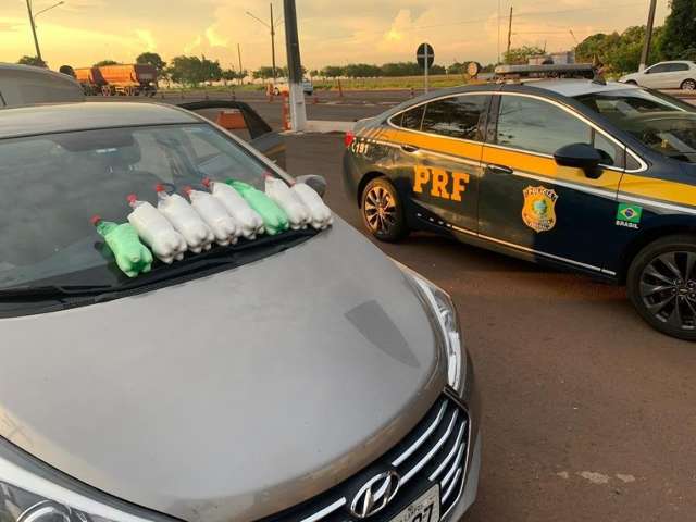 Pol&iacute;cia encontra 9 quilos de coca&iacute;na em garrafas pet dentro do tanque de ve&iacute;culo