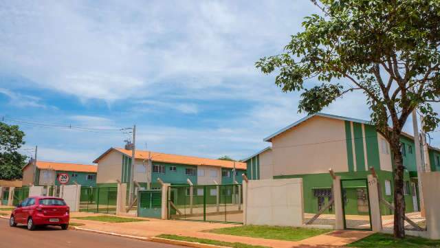 Prefeitura entrega mais de 60 casas para fam&iacute;lias do Residencial In&aacute;polis