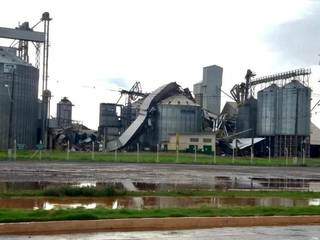 Vendaval derruba parte de silo em cooperativa que fica na MS-473