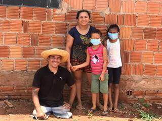 Alcionildo com a esposa e os filhos, Arthur de 5 anos e Maria Eduarda de 8 anos (Foto: Bruna Marques)