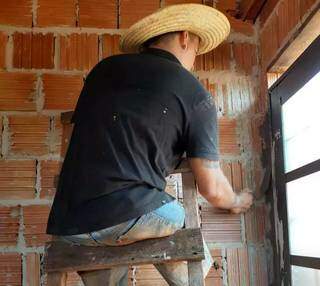 Alcionildo trabalha na construção da residência da família. (Foto enviada pela família)
