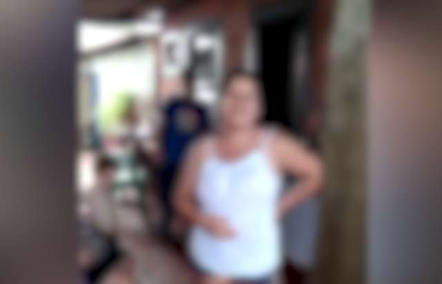 Moradores revoltados v&atilde;o &agrave; casa de m&atilde;e que bateu no filho de 11 meses