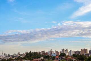 Vista do céu da Capital nesta quinta-feira (17). (Foto: Henrique Kawaminami)