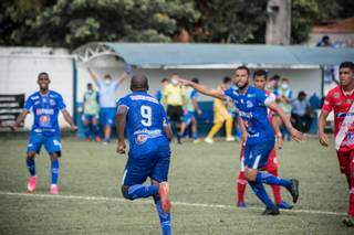 Camisa 9 do Aquidauanense, Léo Mineiro, comemora gol sobre o Comercial (Foto: Vinícius Eduardo Photo)