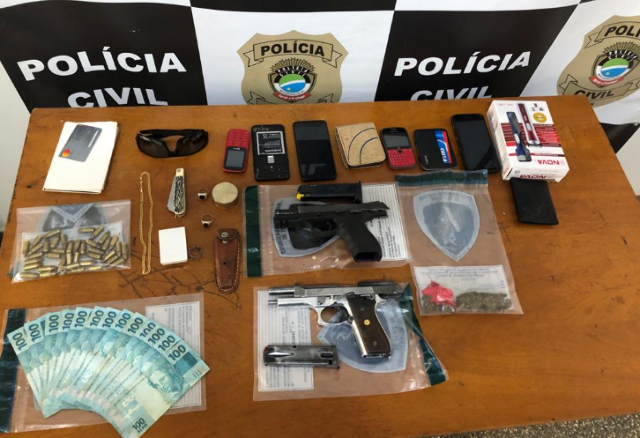 Opera&ccedil;&atilde;o contra roubos a resid&ecirc;ncias prende cinco com joias, drogas e armas