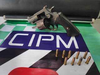 Armado, homem invade clube particular e vai preso pulando cerca
