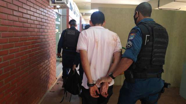 Armado, homem invade clube particular e vai preso pulando cerca