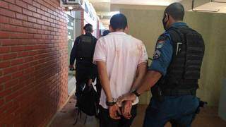 Armado, homem invade clube particular e vai preso pulando cerca