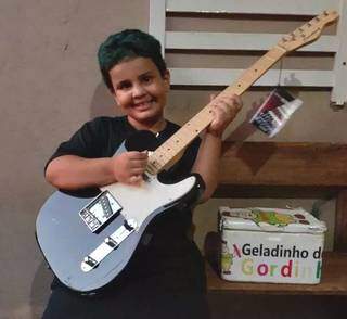 Registro foi feito assim que Lorenzo chegou em casa para estreiar a guitarra novinha em folha (Foto: Paulo Francis)