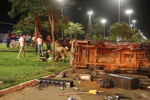 Acidente grave com 3 veículos interditou avenida e deixou 6 feridos