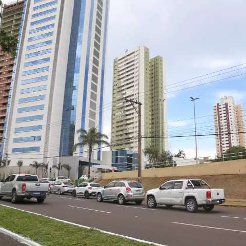 Controle na entrada de shopping gera fila de carros na Afonso Pena