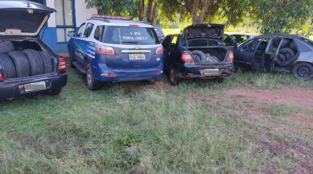 Comboio de ve&iacute;culos &eacute; apreendido com pneus contrabandeados do Paraguai 