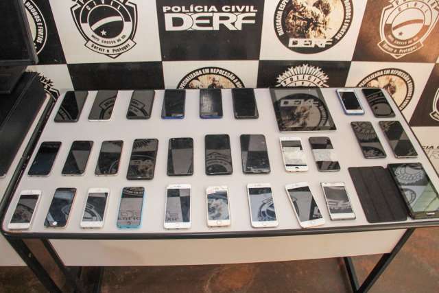 Preso com 35 celulares recebia at&eacute; mil reais para desbloquear iPhone