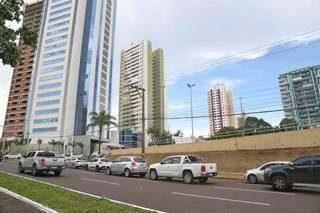 Controle na entrada de shopping gera fila de carros na Afonso Pena