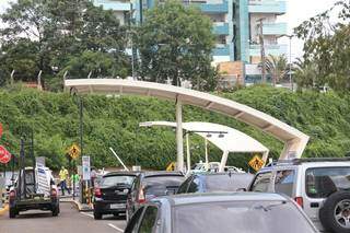 Controle na entrada de shopping gera fila de carros na Afonso Pena