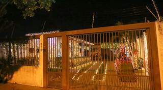 Vista do lado de fora, onde é possível conferir a decoração natalina de Murilo por dentro do portão (Foto: Paulo Francis)