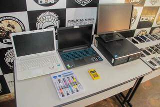 Polícia também apreendeu computadores que eram usados para o desbloqueio. (Foto: Marcos