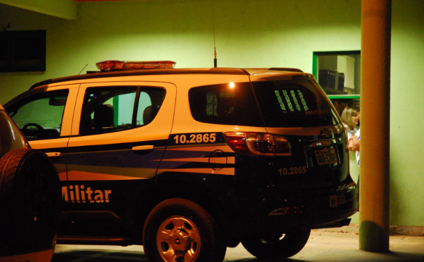 Homem estava algemado quando atirou em ex-mulher e se matou dentro de viatura
