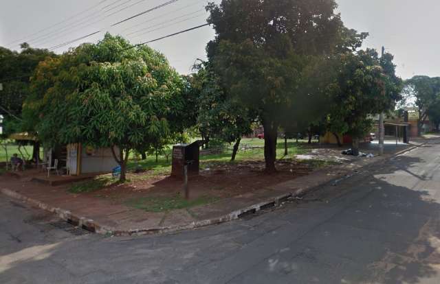 Jovem &eacute; arrancada de carro pelos cabelos durante roubo em pra&ccedil;a