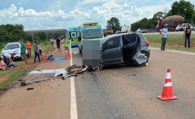 Pneu fura, carro atinge outro ve&iacute;culo e casal morre em acidente 