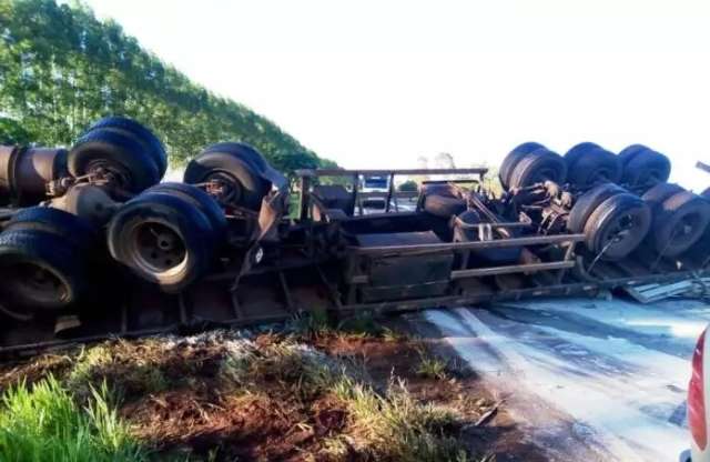 Caminh&atilde;o fica destru&iacute;do e despeja carga de cimento em rodovia