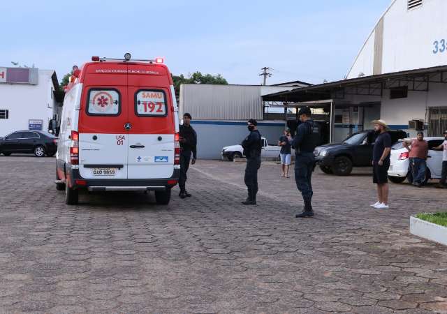 Em festa da firma, homem esfaqueia colega que vai para hospital em estado grave