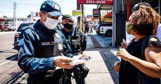 Manifestantes fazem protesto contra racismo e comerciante aciona PM