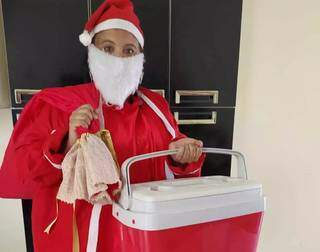 Fora a fantasia emprestada, Léia já tinha um cooler para combinar com o visual natalino (Foto: Arquivo Pessoal)