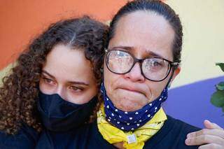 Fernanda e Isabela, choram a saudade que Claudinea deixou. (Foto: Henrique Kawaminami)