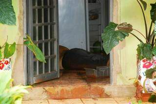Homem foi morto dentro da residência (Foto: Tiago Apolinário/Da Hora Bataguassu)