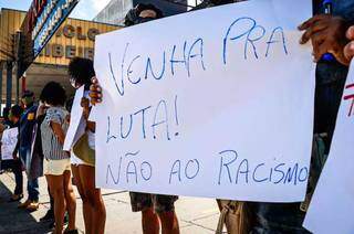 Manifestantes usavam cartazes durante protesto (Foto: Henrique Kawaminami)